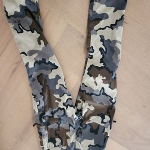 Kuiu Boys Pants size 10/12